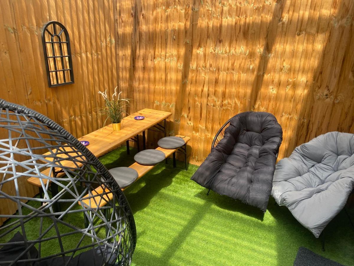 3 Double Bed Brittania Styled Near Lfc Sleeps 6 With Free Business Super Fast Fibre Broadband Holiday home Liverpool