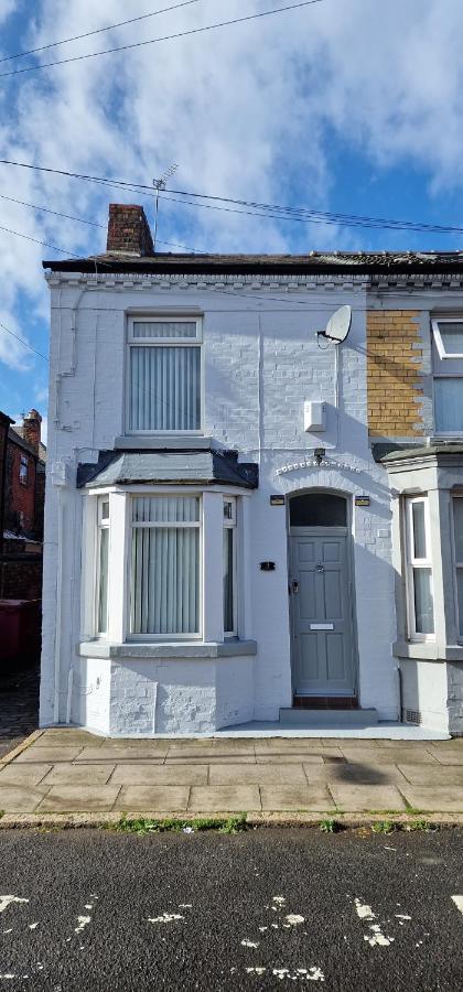 3 Double Bed Brittania Styled Near Lfc Sleeps 6 With Free Business Super Fast Fibre Broadband Holiday home Liverpool