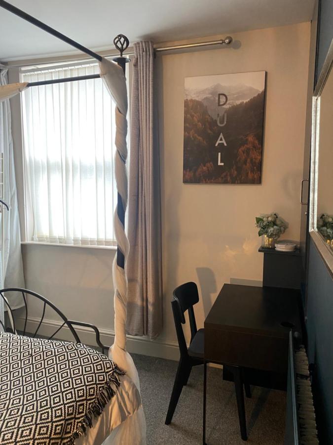 Holiday home 3 Double Bed Brittania Styled Near Lfc Sleeps 6 With Free Business Super Fast Fibre Broadband Liverpool